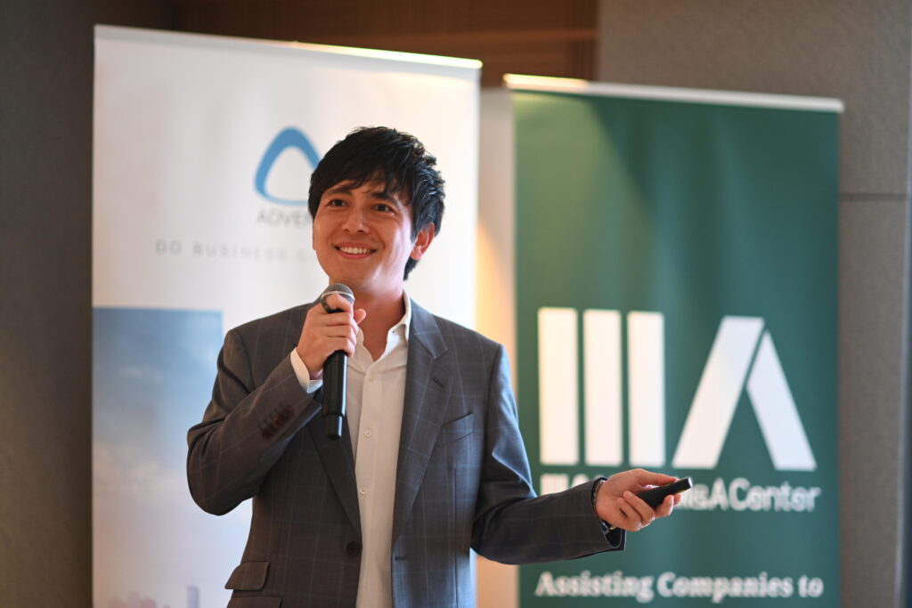 Yusuke Ojima speaking at the joint seminar "Navigating SME Growth Through M&A" origanized by Nihon M&A Center Singapore and Advenz Pte Ltd