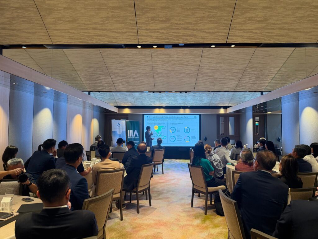 Participants listening in at the joint seminar "Navigating SME Growth Through M&A" origanized by Nihon M&A Center Singapore and Advenz Pte Ltd